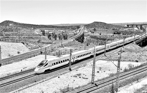 从鄂尔多斯站始发的d6774次列车行驶在包西线铁路上.