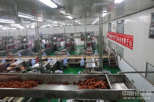 辣条自动化生产车间 中国经济网记者 王城 摄    辣条加工自动化